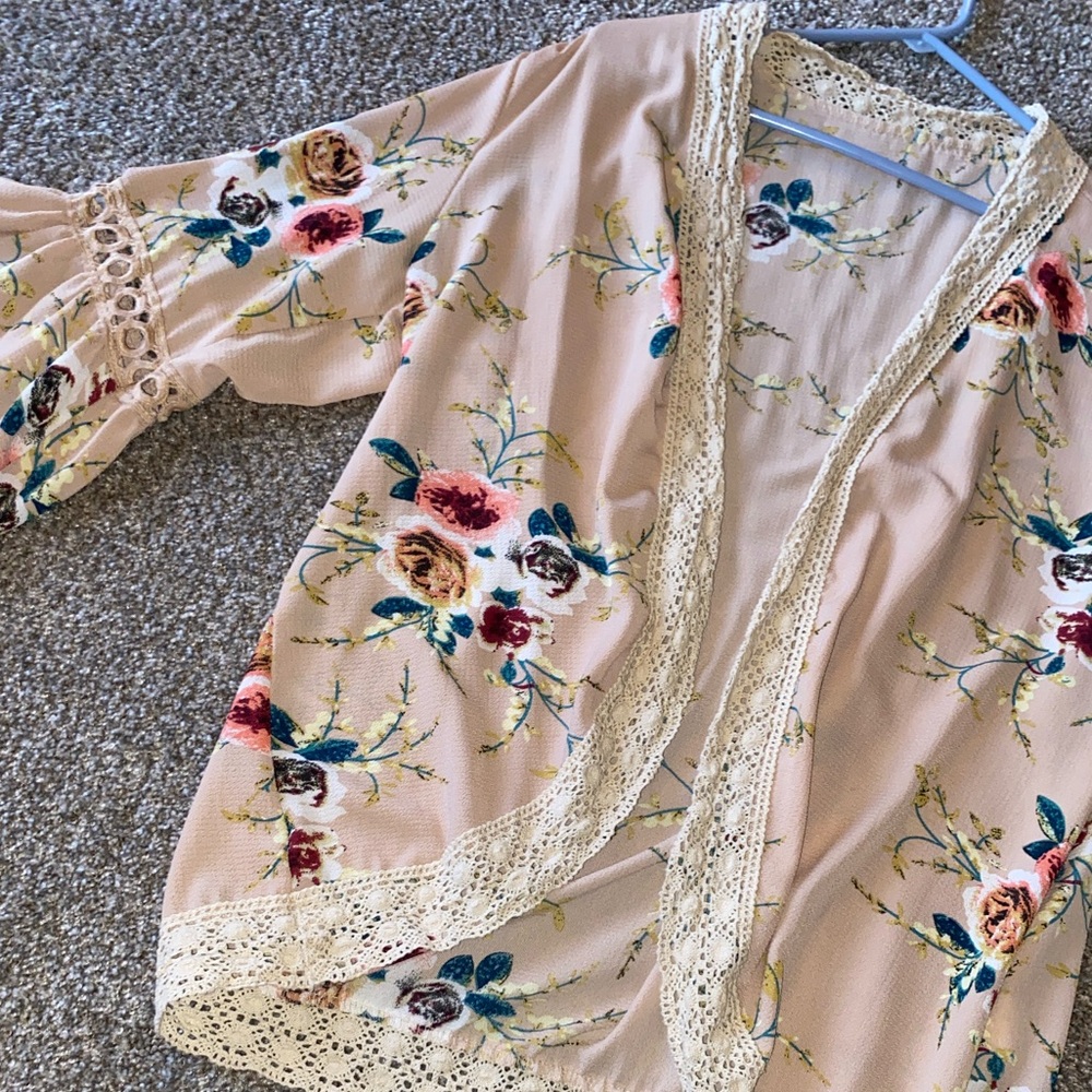 💜 2/$25 Beige Floral Kimono - Picture 6 of 6